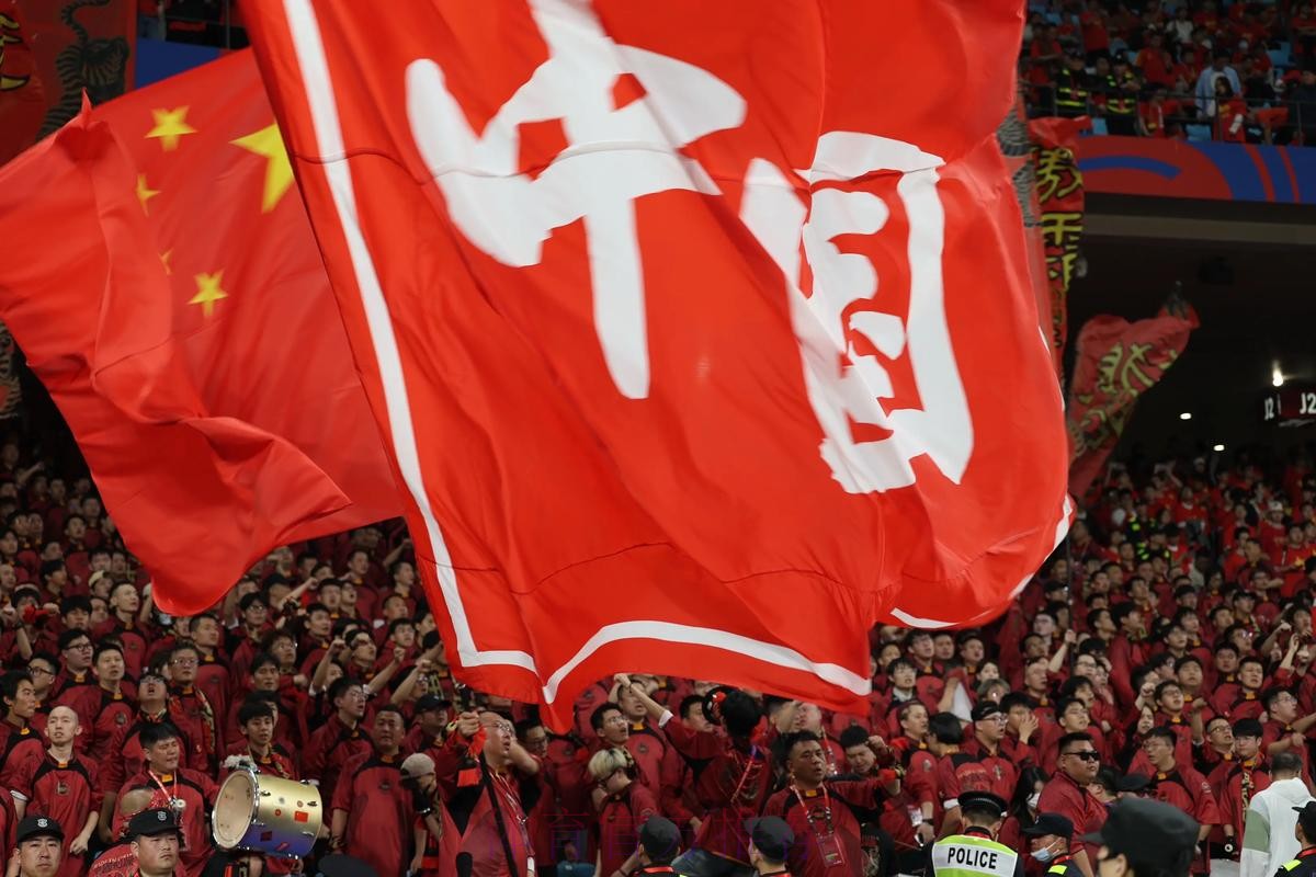 中国足球协会祝广大球迷朋友们新春快乐，龙年大吉！